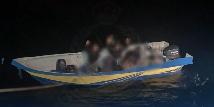 إيقاف قارب على متنه 12 متسللاً حاولوا دخول البلاد بطريقة غير شرعية