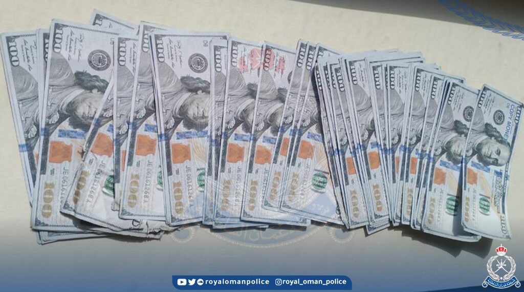 إيقاف شخصين بتهمة حيازة عملة أجنبية مزورة