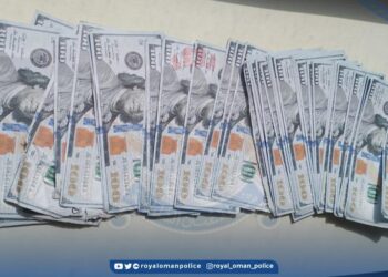 إيقاف شخصين بتهمة حيازة عملة أجنبية مزورة