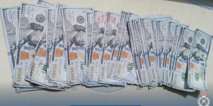 إيقاف شخصين بتهمة حيازة عملة أجنبية مزورة