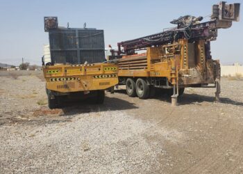 بإستخدام الحفار الآلي.. ضبط مخالفتين لحفر آبار غير مرخصة في عبري