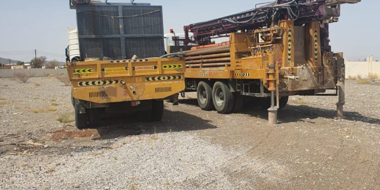 بإستخدام الحفار الآلي.. ضبط مخالفتين لحفر آبار غير مرخصة في عبري