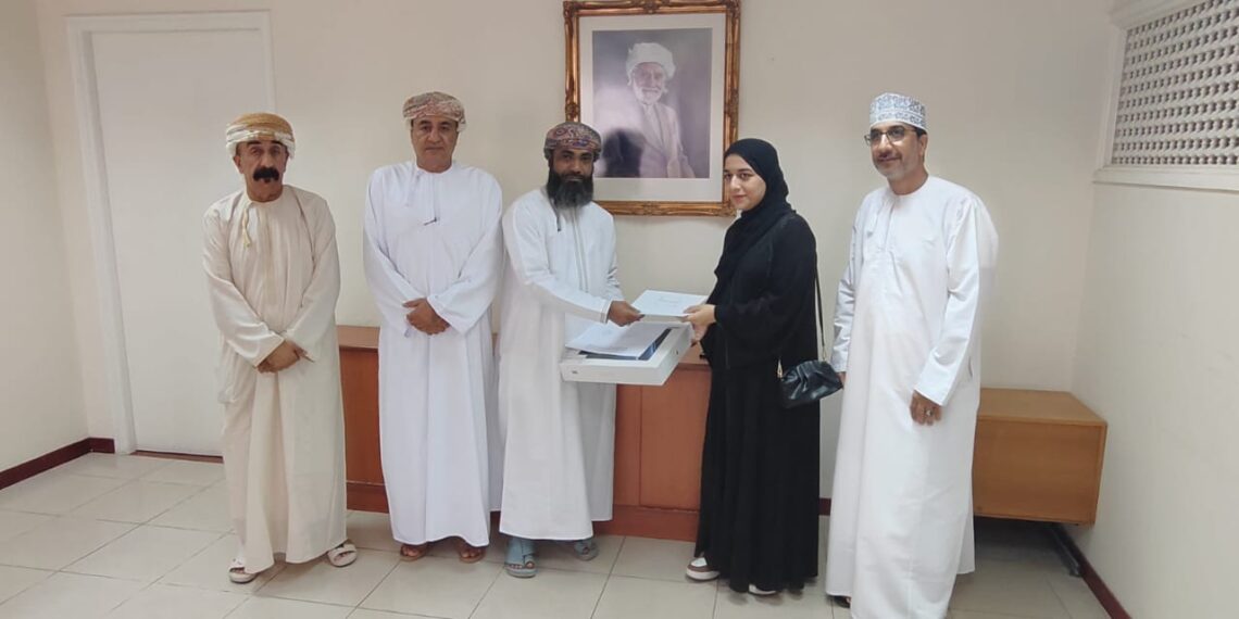 مؤسسة موسى بن عبدالرحمن حسن الوقفية تكرم الطالبة المتوفقة شيماء البلوشية