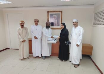مؤسسة موسى بن عبدالرحمن حسن الوقفية تكرم الطالبة المتوفقة شيماء البلوشية