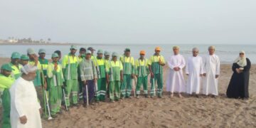 دائرة البلدية بالخابورة تشارك في مسابقة حملة تنظيف الشواطئ بشمال الباطنة