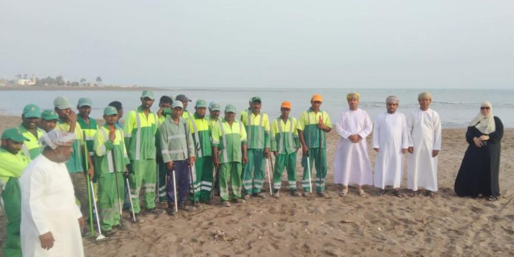 دائرة البلدية بالخابورة تشارك في مسابقة حملة تنظيف الشواطئ بشمال الباطنة