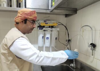 لمطابقتها بالمواصفات المعتمدة بالسلطنة سحب عينات المياه والأغذية من المنشآت الغذائية بالخابورة