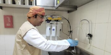 لمطابقتها بالمواصفات المعتمدة بالسلطنة سحب عينات المياه والأغذية من المنشآت الغذائية بالخابورة