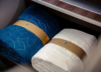 الطيران العُماني يواصل تقليل استخدام البلاستيك على متن الطائرات من خلال أحدث مبادراته