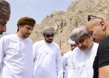 وزير النقل والاتصالات ومحافظ مسندم يطلعان على مسار مشروع طريق دبا ليما خصب تمهيدًا للبدء في تنفيذه