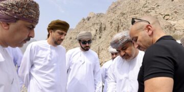 وزير النقل والاتصالات ومحافظ مسندم يطلعان على مسار مشروع طريق دبا ليما خصب تمهيدًا للبدء في تنفيذه