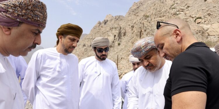 وزير النقل والاتصالات ومحافظ مسندم يطلعان على مسار مشروع طريق دبا ليما خصب تمهيدًا للبدء في تنفيذه