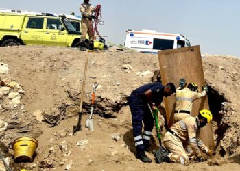 انتشال جثة عامل توفي إثر انهيار عليه أتربة أثناء قيامه بأعمال الحفر في الأنصب
