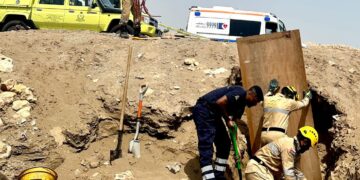 انتشال جثة عامل توفي إثر انهيار عليه أتربة أثناء قيامه بأعمال الحفر في الأنصب