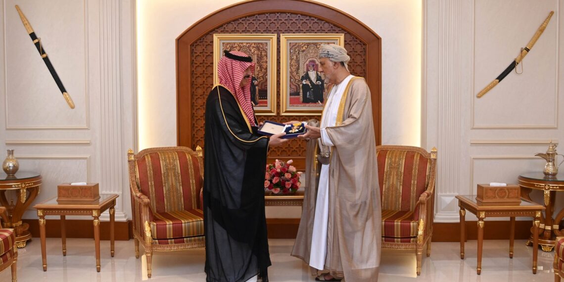 جلالة السلطان يمنح وسام النعمان لسفير المملكة العربية السعودية 1 جلالة السلطان يمنح وسام النعمان لسفير المملكة العربية السعودية