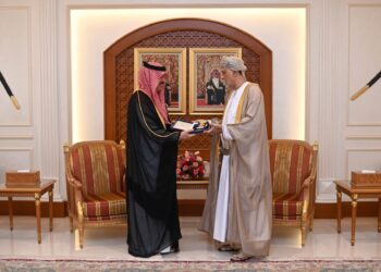 جلالة السلطان يمنح وسام النعمان لسفير المملكة العربية السعودية