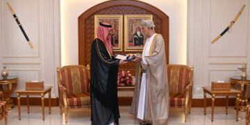 جلالة السلطان يمنح وسام النعمان لسفير المملكة العربية السعودية