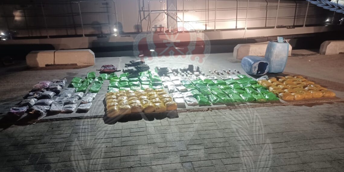 القبض على 3 أشخاص حاولوا تهريب كميات كبيرة من مخدر الحشيش والكريستال