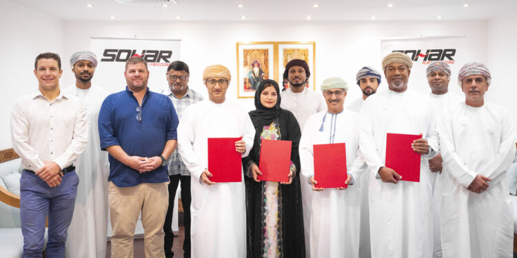 ميناء صحار والمنطقة الحرة يوقعان اتفاقيات لتمكين المؤسسات الصغيرة والمتوسطة في قطاع النقل البحري