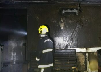 إخماد حريق شب في منزل بالسيب‬⁩