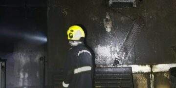 إخماد حريق شب في منزل بالسيب‬⁩