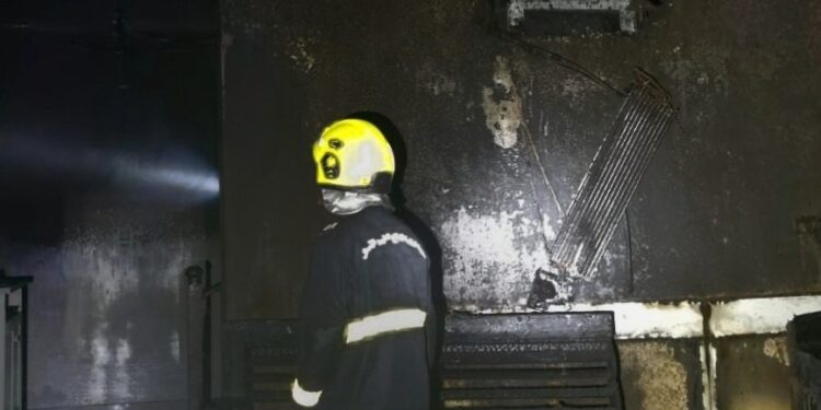 إخماد حريق شب في منزل بالسيب‬⁩