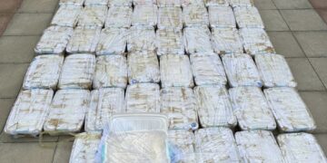 القبض على مقيم من بتهمة تهريب وحيازة أكثر من 70 كيلوجرامًا من مخدر الكريستال