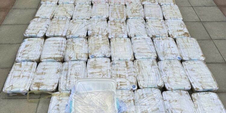 القبض على مقيم من بتهمة تهريب وحيازة أكثر من 70 كيلوجرامًا من مخدر الكريستال