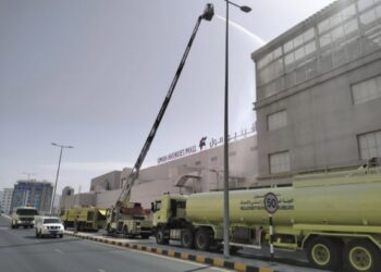 إخماد حريق أفينيوز مول مسقط