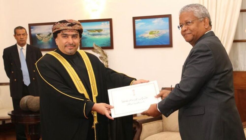 سفير سلطنة عُمان في جمهورية سيشل يقدم أوراق اعتماده
