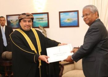 سفير سلطنة عُمان في جمهورية سيشل يقدم أوراق اعتماده