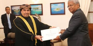 سفير سلطنة عُمان في جمهورية سيشل يقدم أوراق اعتماده