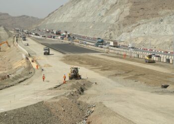 أكثر من 240 مشروعًا ضمن 19 برنامجًا تنفذه وزارة النقل والاتصالات وتقنية المعلومات