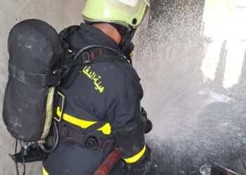 الدفاع المدني يسيطر على حريق نشب في مركز تجاري بسمائل