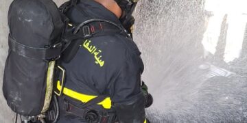 الدفاع المدني يسيطر على حريق نشب في مركز تجاري بسمائل