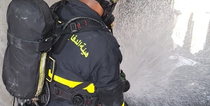 الدفاع المدني يسيطر على حريق نشب في مركز تجاري بسمائل