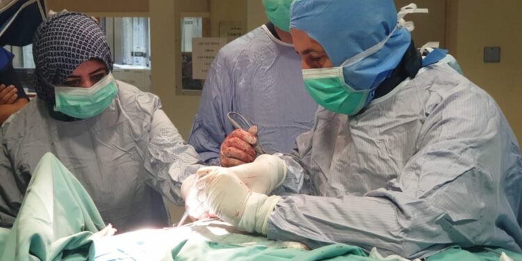 نجاح عملية معقّدة لطفل يُعاني من قصور خلقي في الغدّة الدرقية أثناء فترة الحمل