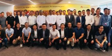 وكيل وزارة العمل لتنمية الموارد البشرية يزور مركز هواوي الإقليمي للتدريب بعمانتل