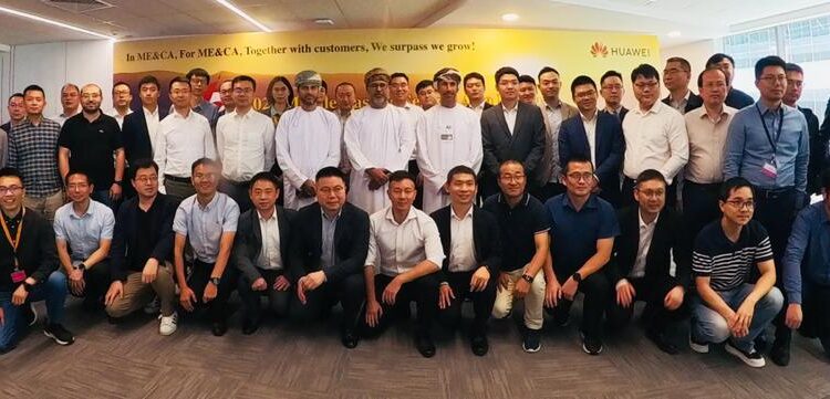 وكيل وزارة العمل لتنمية الموارد البشرية يزور مركز هواوي الإقليمي للتدريب بعمانتل