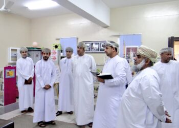 مستشار معالي وزيرة التربية والتعليم للشؤون الإدارية يزور عدد من مدارس ولاية السويق