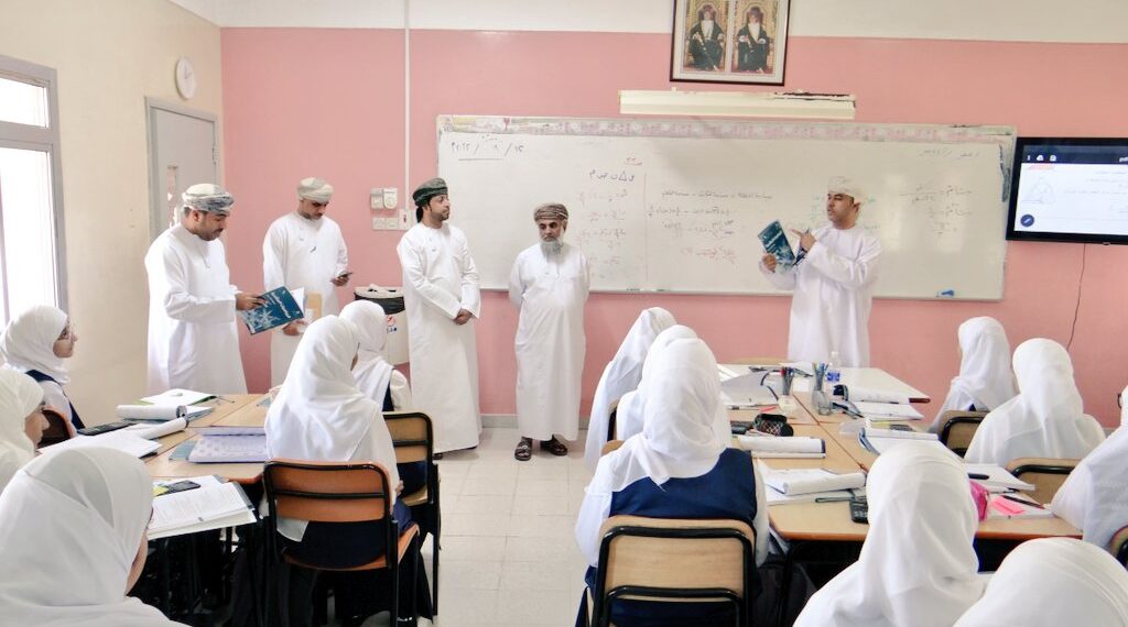 مدير عام المديرية العامة لتطوير المناهج يزور مدرستي كعب بن برشة وحليمة السعدية
