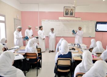 مدير عام المديرية العامة لتطوير المناهج يزور مدرستي كعب بن برشة وحليمة السعدية