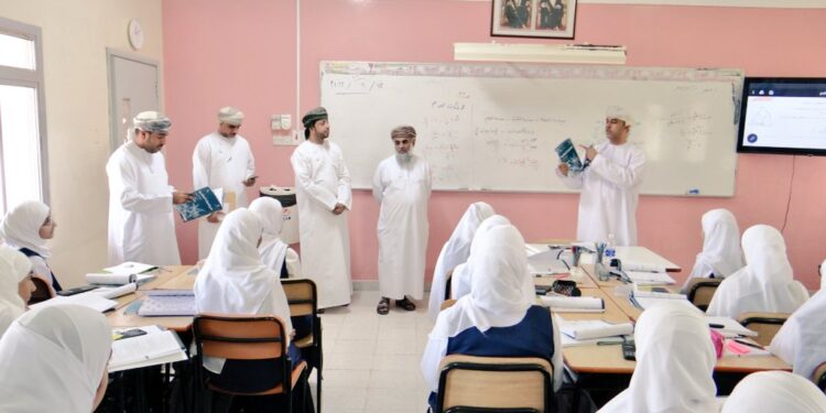 مدير عام المديرية العامة لتطوير المناهج يزور مدرستي كعب بن برشة وحليمة السعدية 1 مدير عام المديرية العامة لتطوير المناهج يزور مدرستي كعب بن برشة وحليمة السعدية