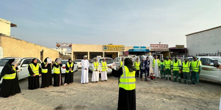 دائرة البلدية بالخابورة تنفذ حملة توعية عن البعوضة الزاعجة بالمنطقة الصناعية