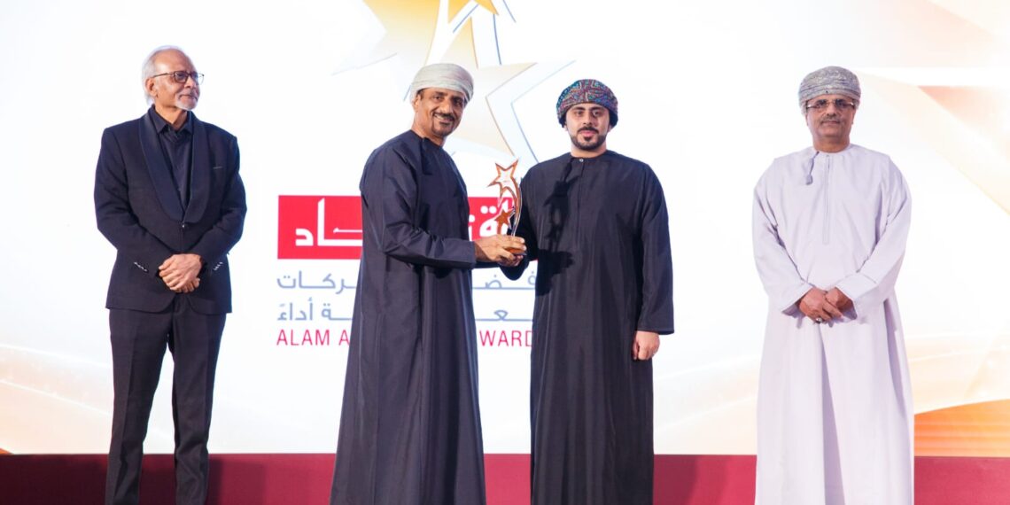 الرئيس التنفيذي لصحار الدولي الفاضل أحمد المسلمي يتوج بلقب "الرئيس التنفيذي للعام" 1 الرئيس التنفيذي لصحار الدولي الفاضل أحمد المسلمي يتوج بلقب “الرئيس التنفيذي للعام”