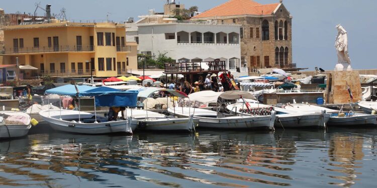 بيئة جنوب الشرقية تستعد لتنفيذ حملة غوص لازالة شباك الصيد بميناء الصيد بولاية صور القادم