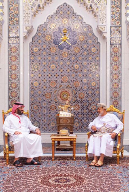 بالصور.. جلالة السلطان يستقبل ولي عهد السعودية بقصر البركة 2 IMG 4943