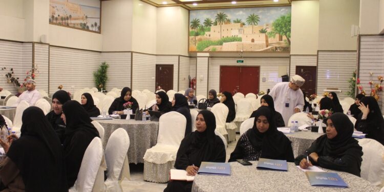 إدارة تنمية المؤسسات الصغيرة والمتوسطة بمحافظة الداخلية تنظم عددًا من البرامج التدريبية