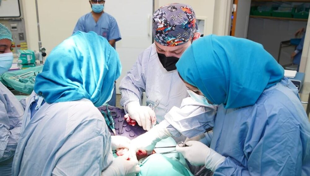 المستشفى السُّلطاني ينجح في إجراء عملية معقدة لاستئصال الغدتين الكظريّتين والقولون