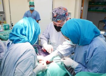 المستشفى السُّلطاني ينجح في إجراء عملية معقدة لاستئصال الغدتين الكظريّتين والقولون